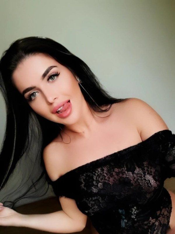 Online escort service on Sexdoha.club: choose sexy Rheanna and book now