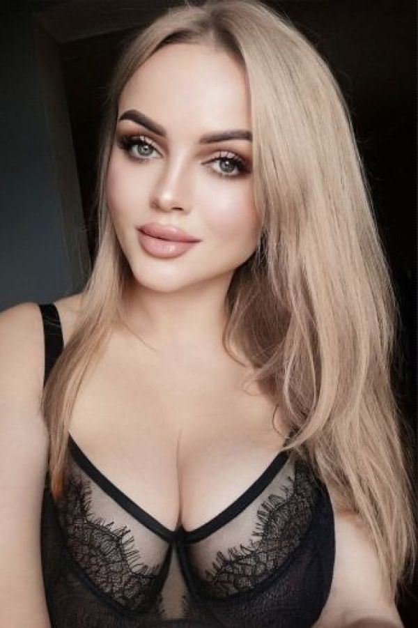 Mega busty escort in Doha (54 kg; 171 cm)