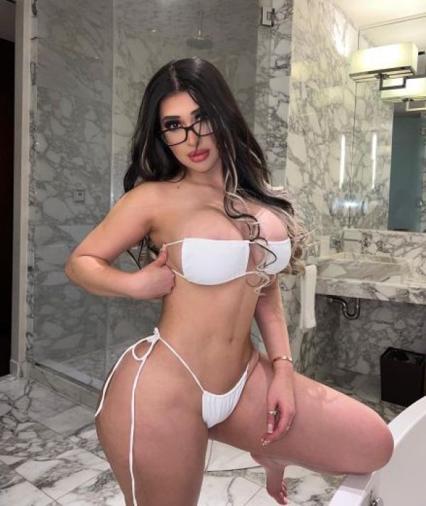 Enjoy the company of a perfect Doha escort Julia