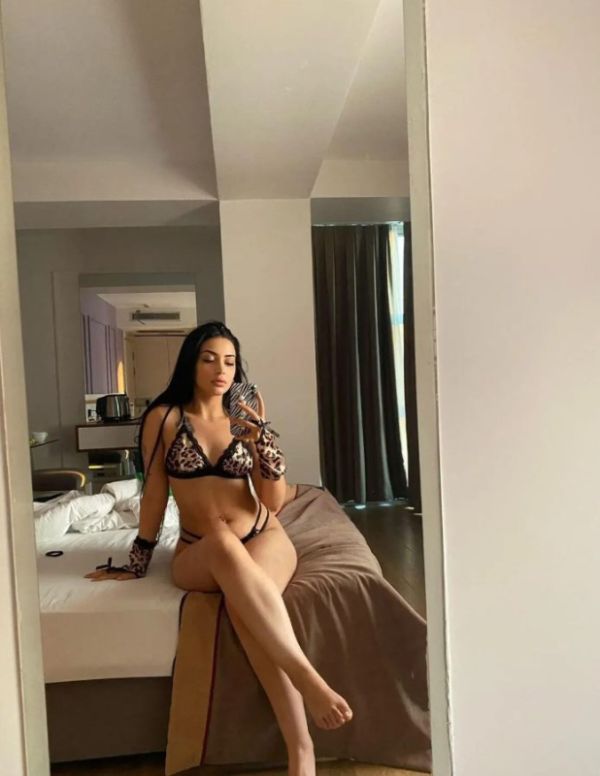 Indian call girl in Doha: weight: 52 kg, height: 165 cm